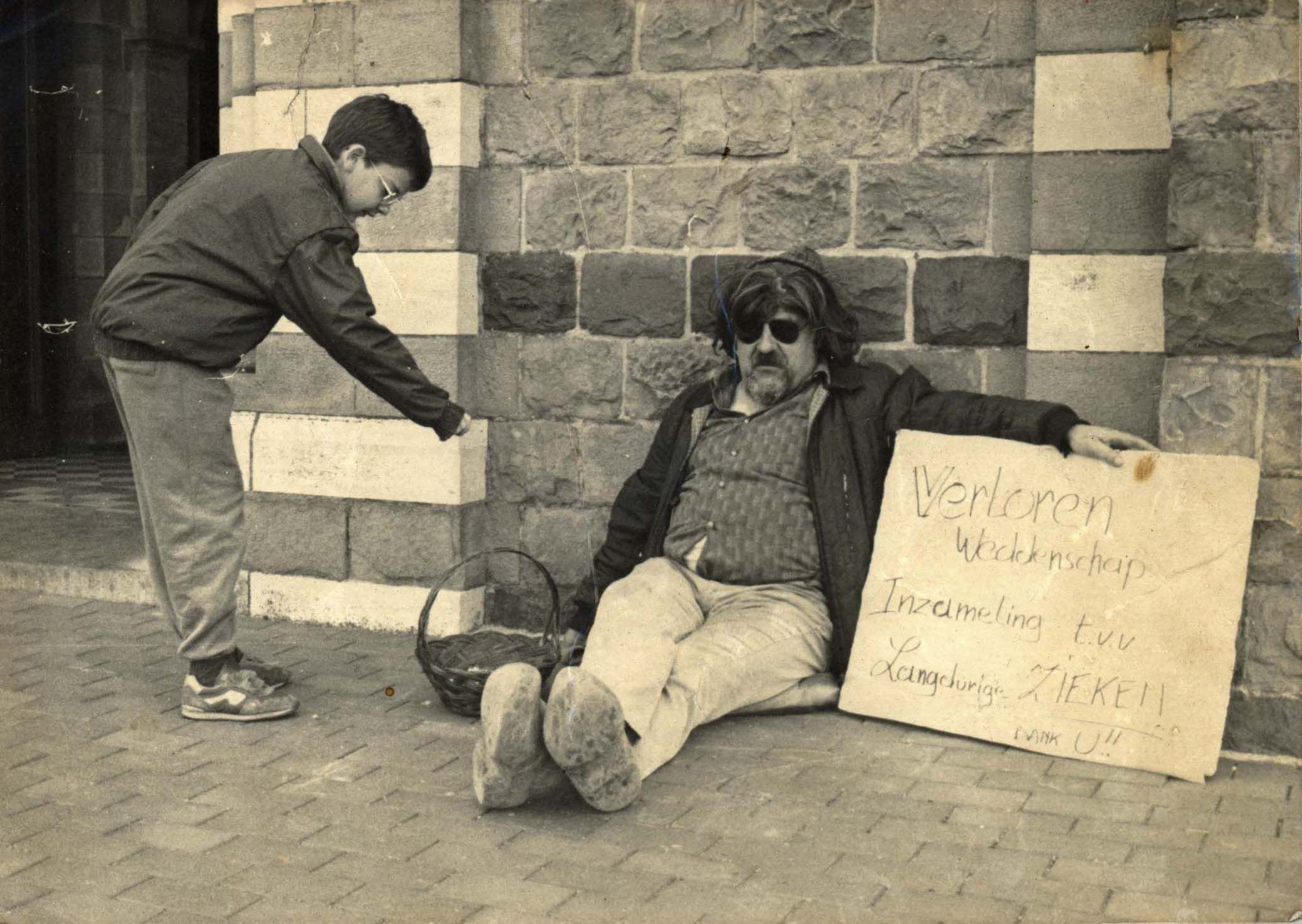 André Warlop uit Passendale haalt geld op © Privécollectie 'WESTHOEK verbeeldt'
