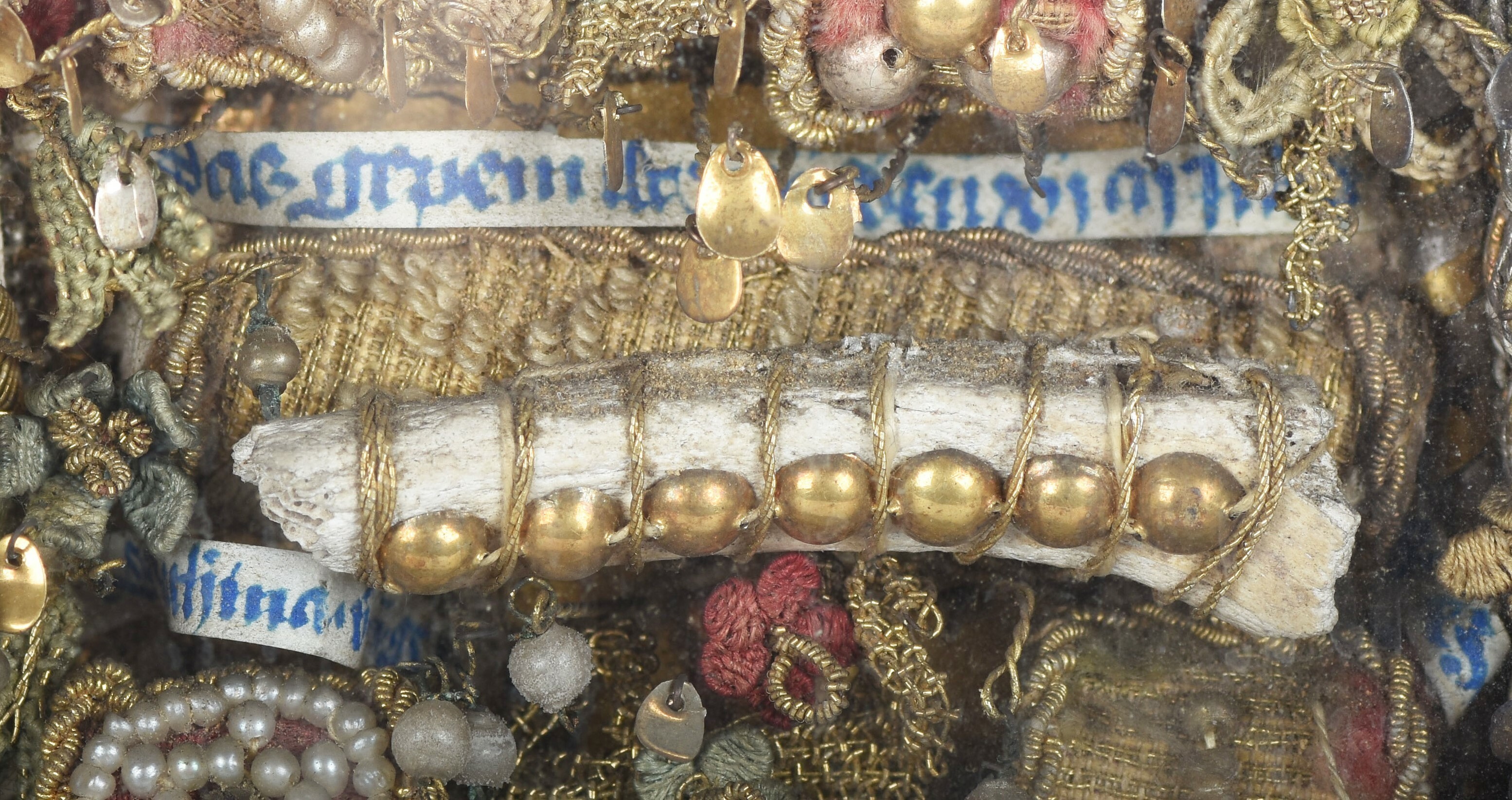 Onverpakt botreliek uit de eerste reliekenkast ©CO7 – collectie Sint-Maartenskathedraal