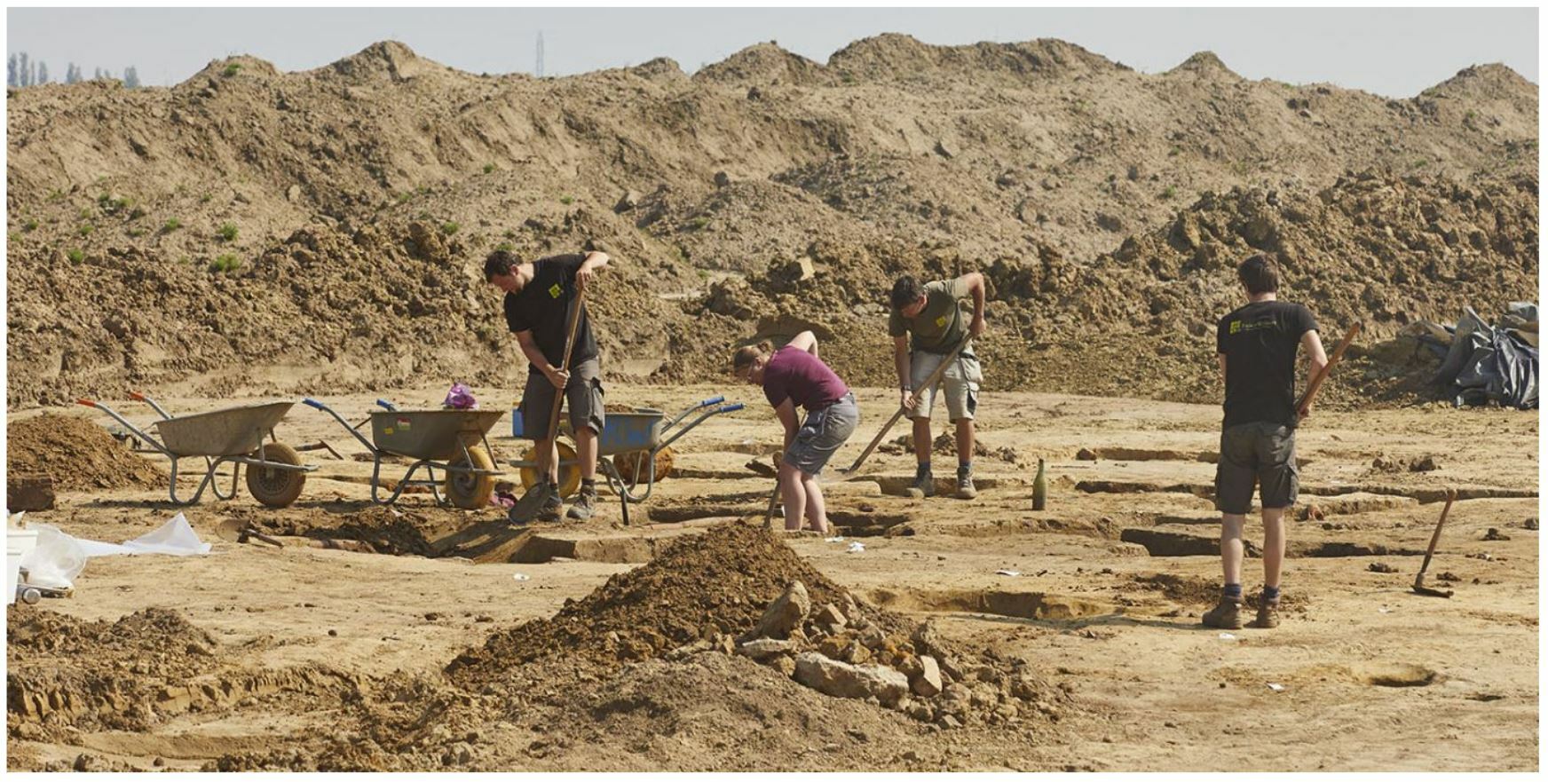 Archeologen aan het werk op het terrein © Agentschap Onroerend Erfgoed