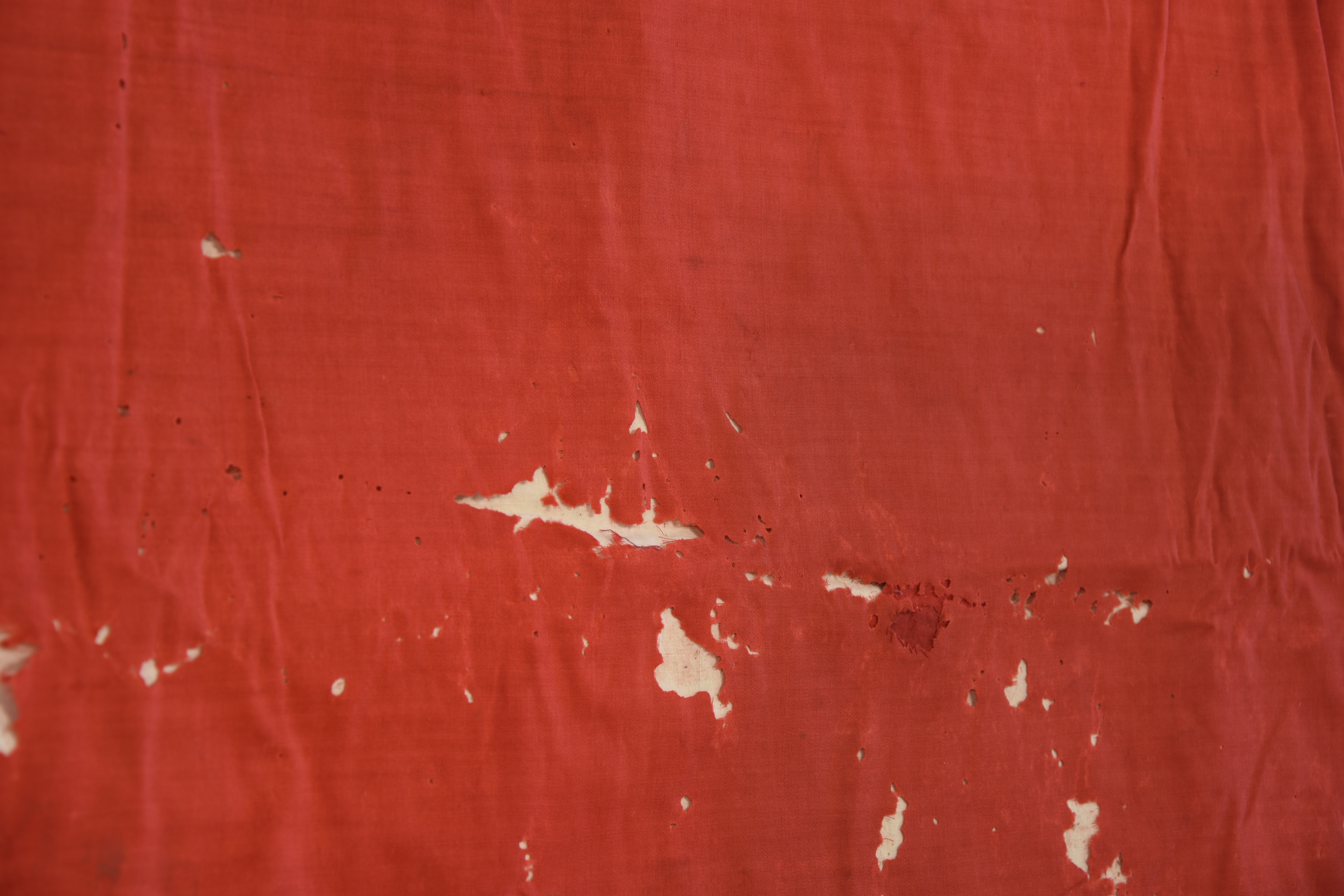 Schadepatroon door textiel-etende insecten op een koorkap afkomstig van de voormalige pastorij Oostvleteren © CO7