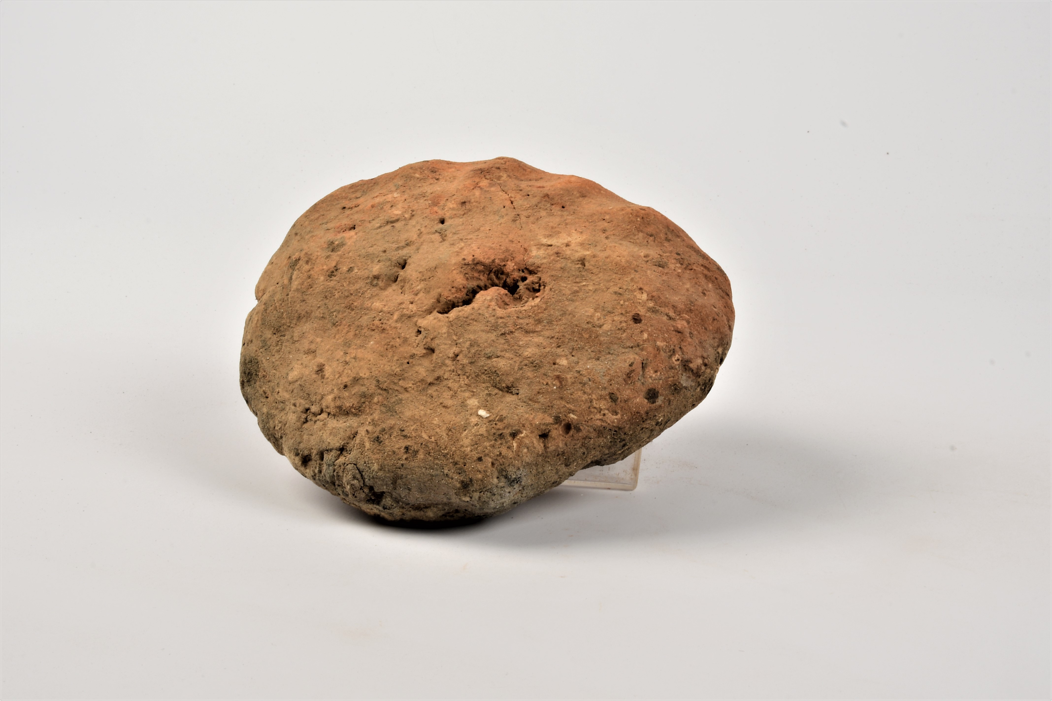 Keramische schijf met handafdruk uit de bronstijd (Oostvleteren) - © CO7