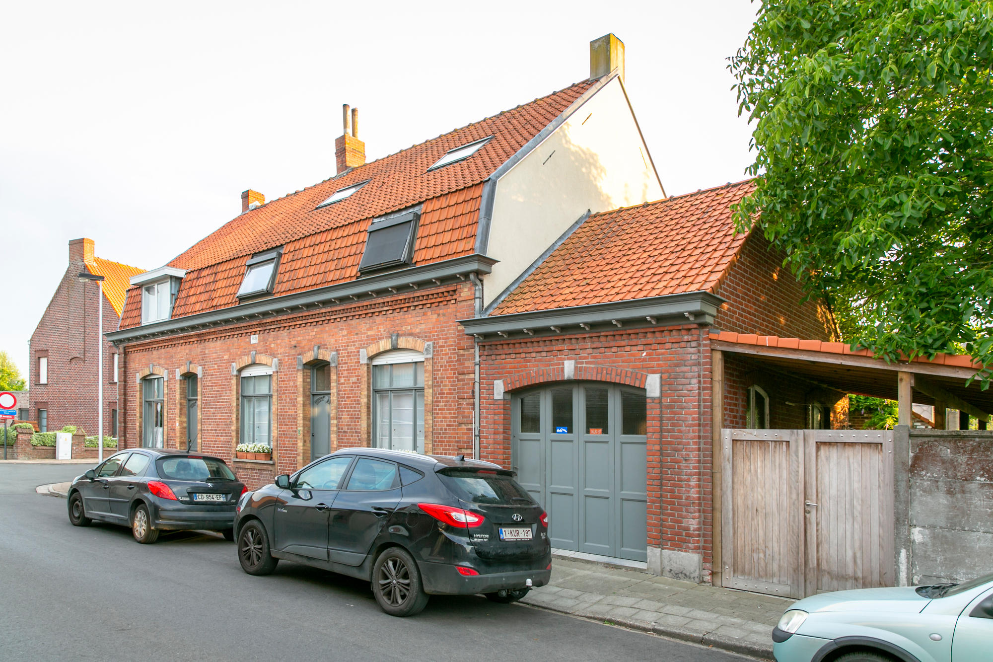 Goed onderhouden arbeiderswoningen met isolatie aan de zijgevel in Dikkebus