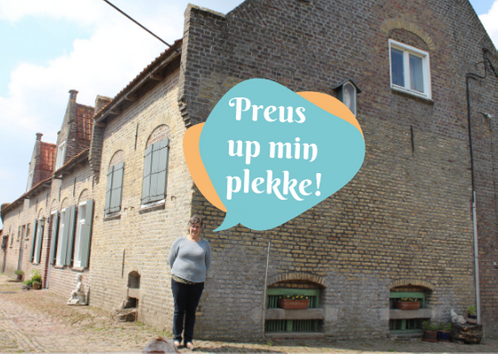 Marleen voor haar hoeve op de Burgweg. 