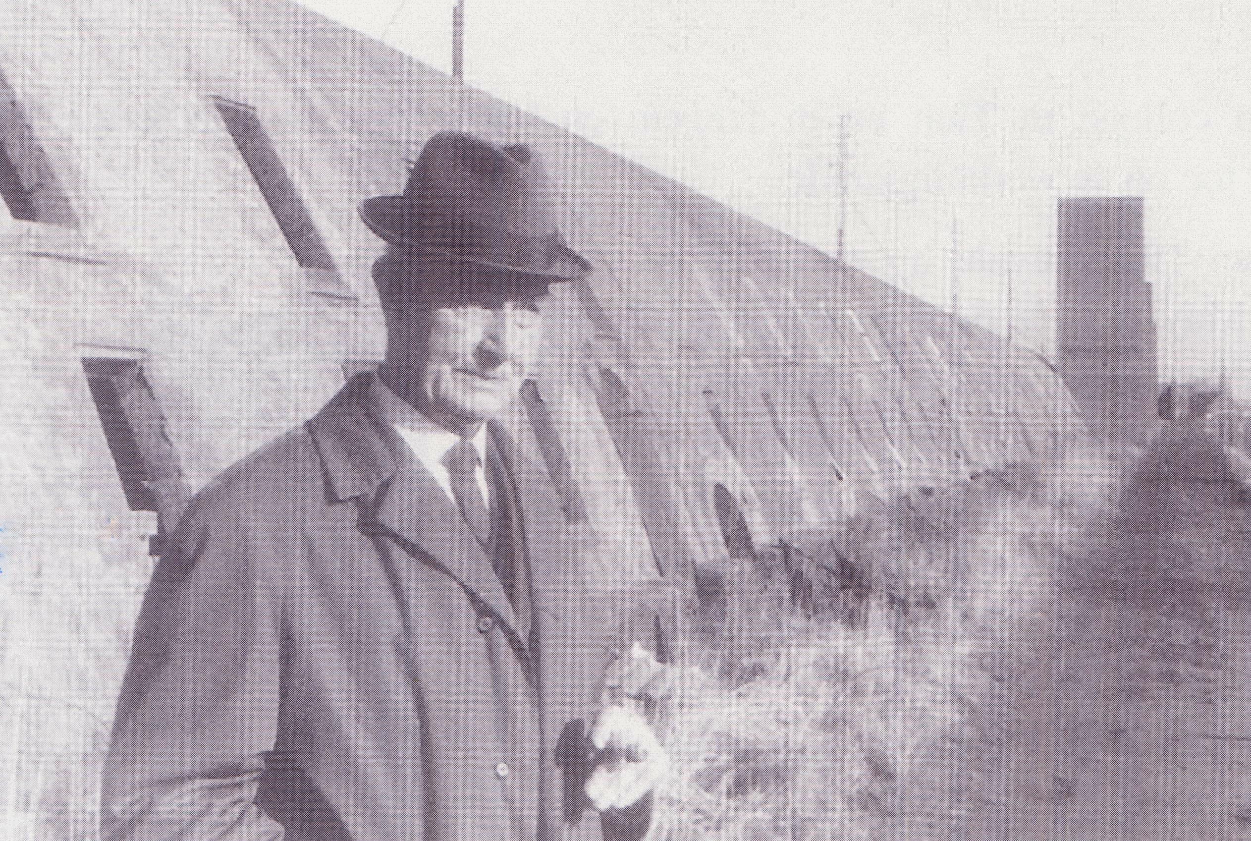 Jozef Dumoulin in 1975 bij de Tunneloven in Langemark