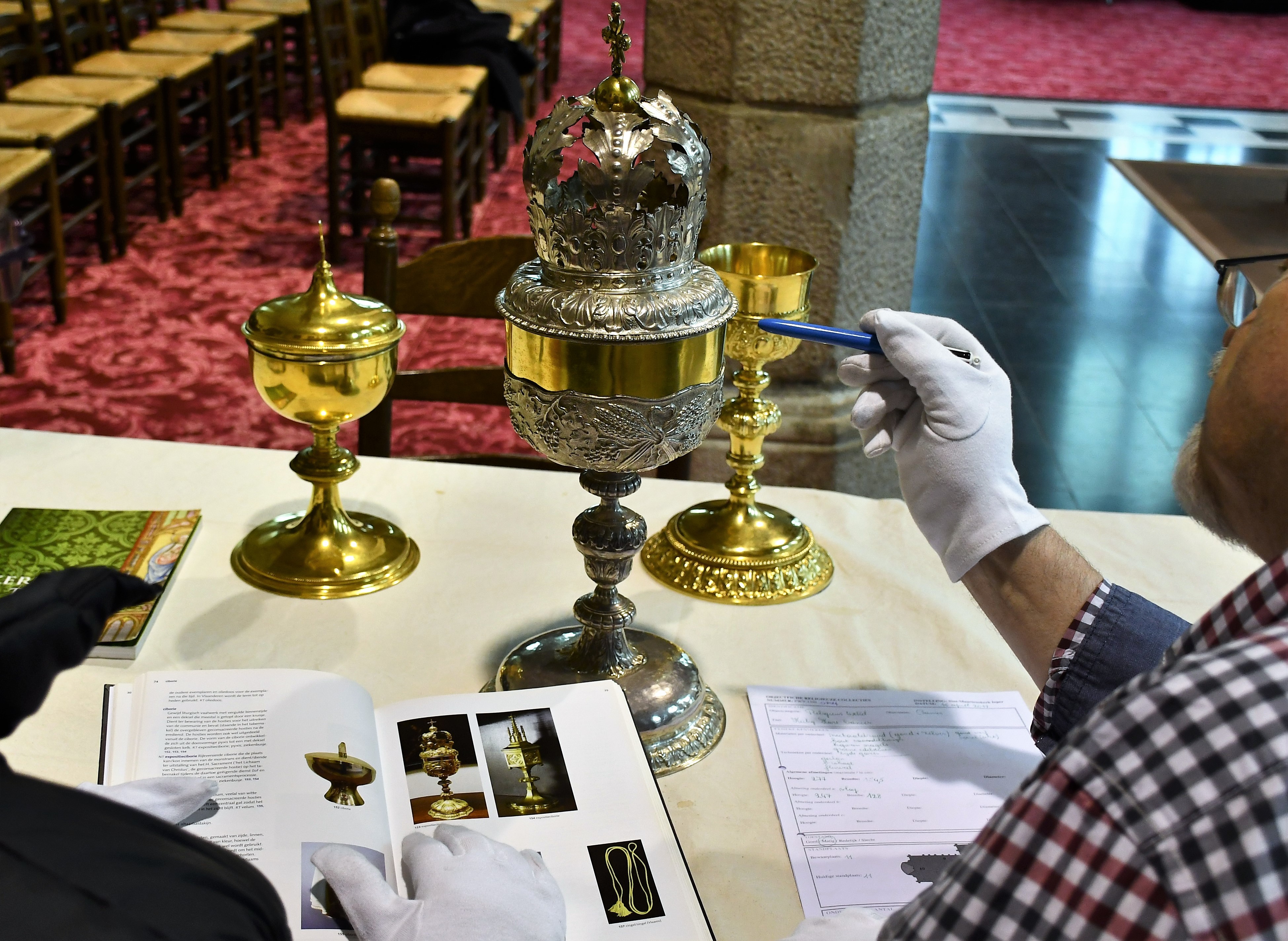 Vrijwilligers CO7 inventariseren religieus erfgoed - Collectie Sint-Maartenskathedraal