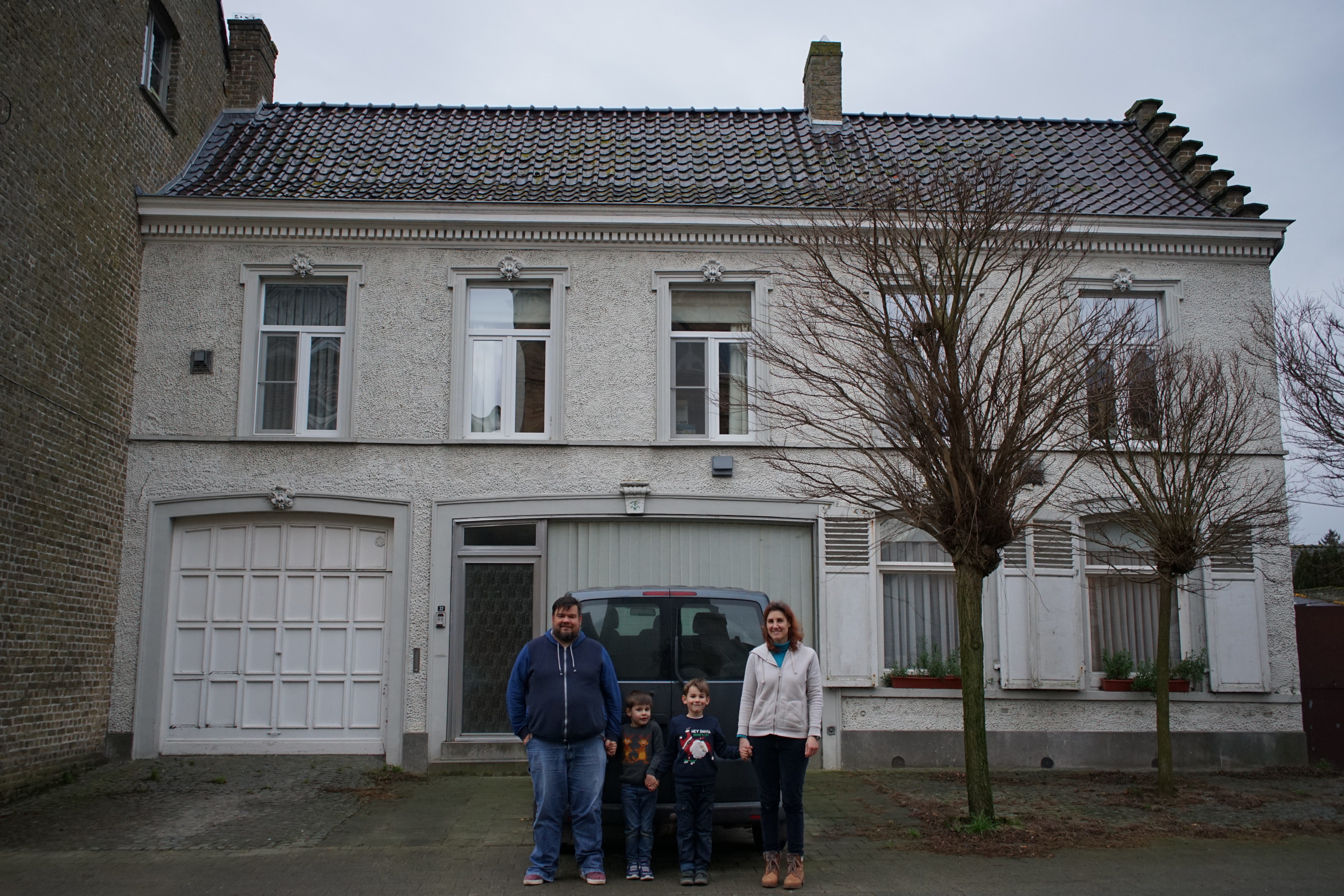 Het gezin Blieck voor hun charmante woning