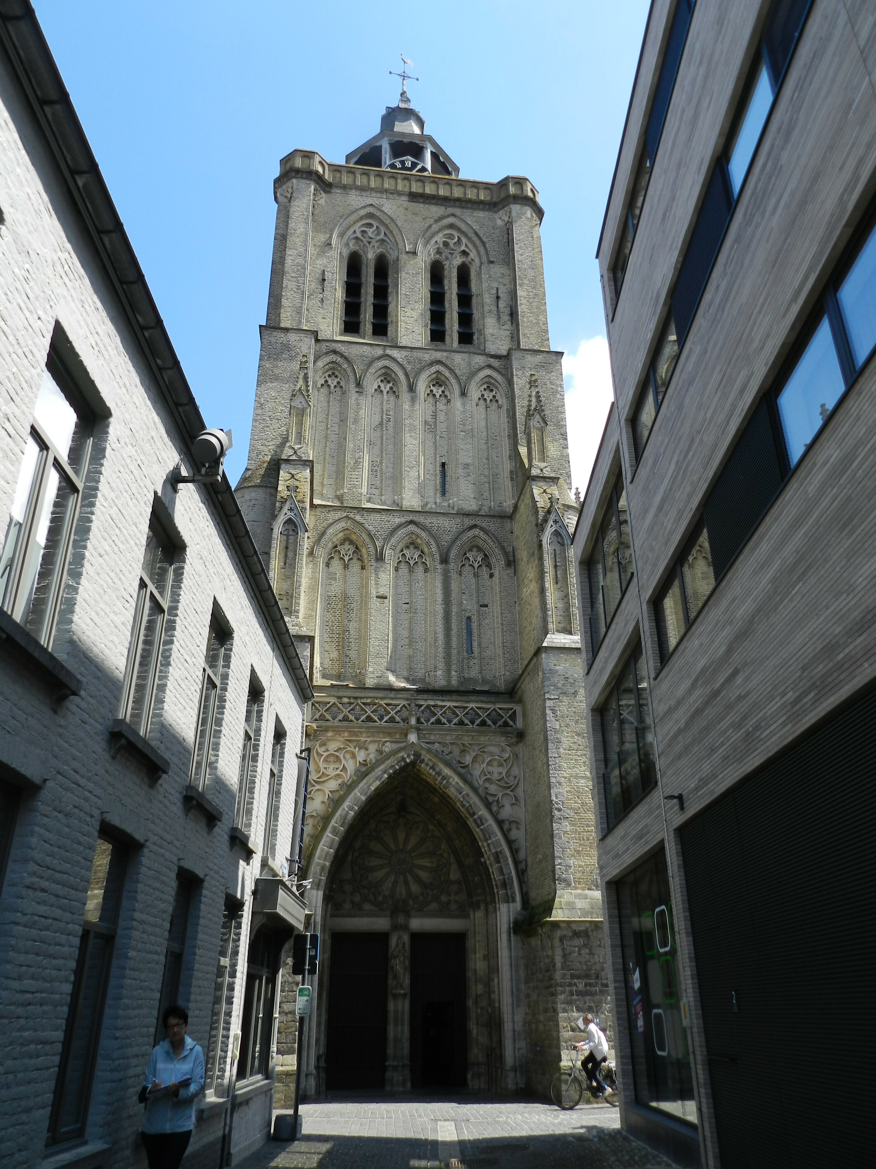 Uitzicht op de ingang van de Sint-Bertinuskerk, © CO7