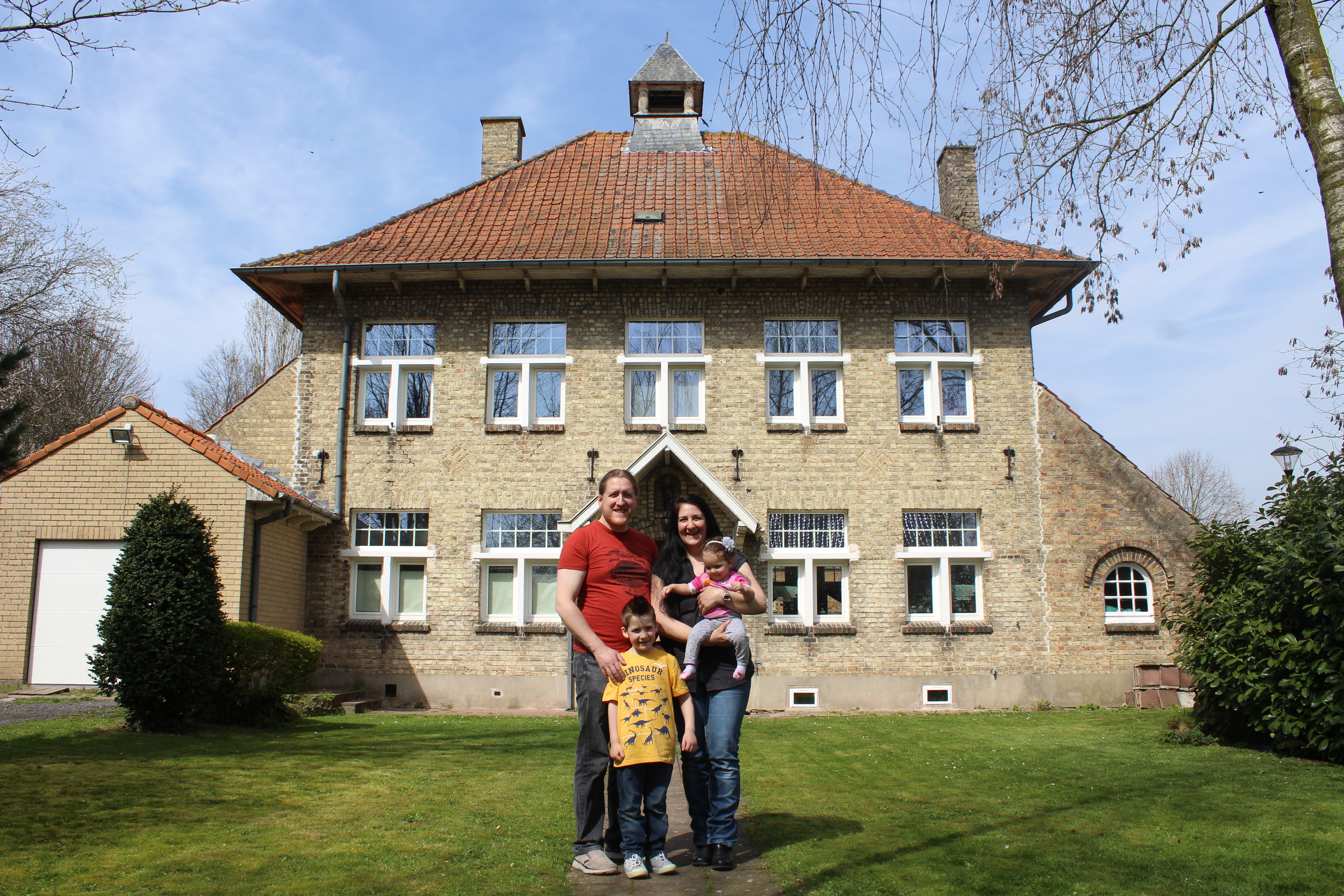 Familie De Beck voor de voormalige pastorij