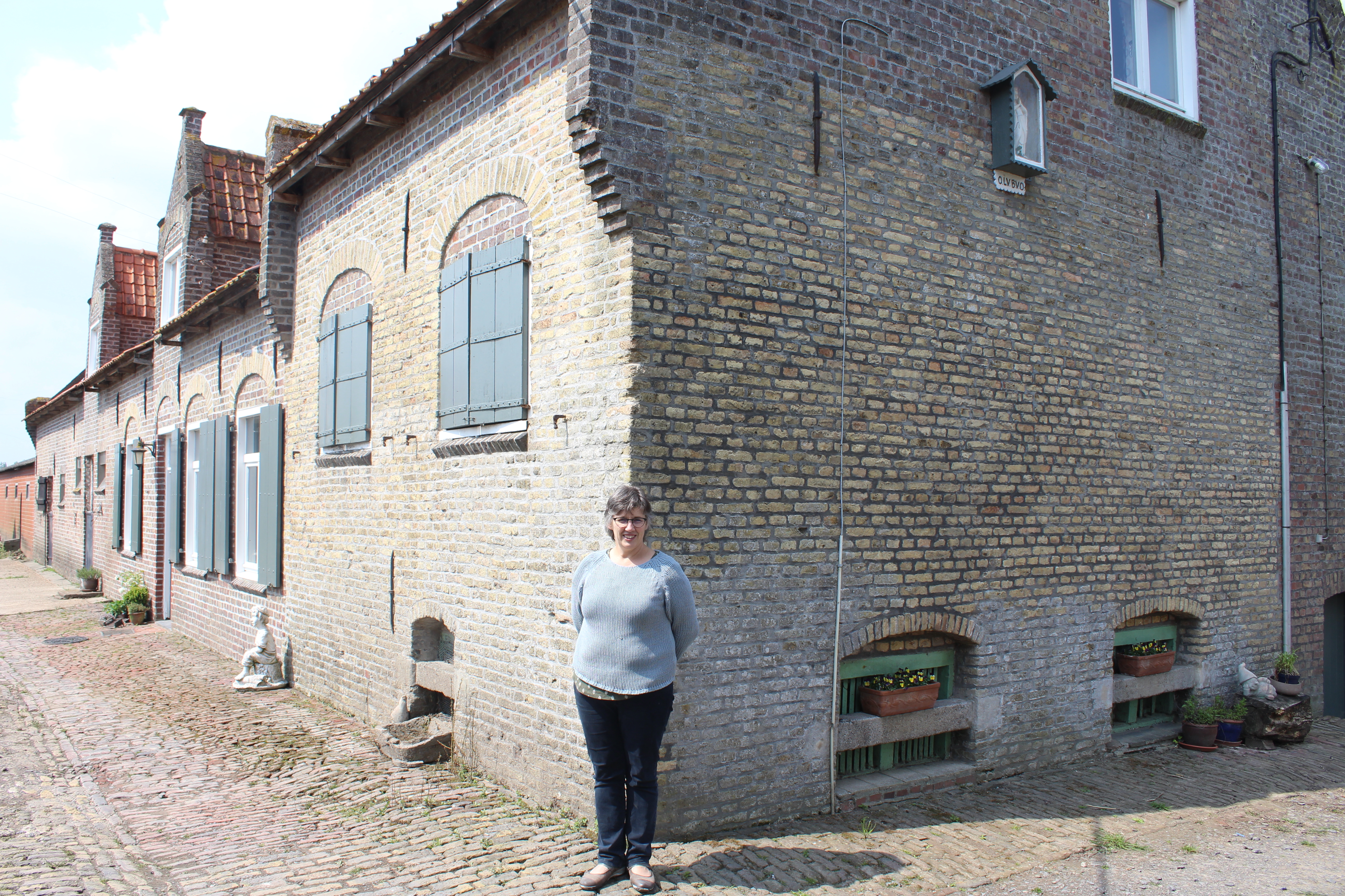 Marleen Lebbe voor de hoeve