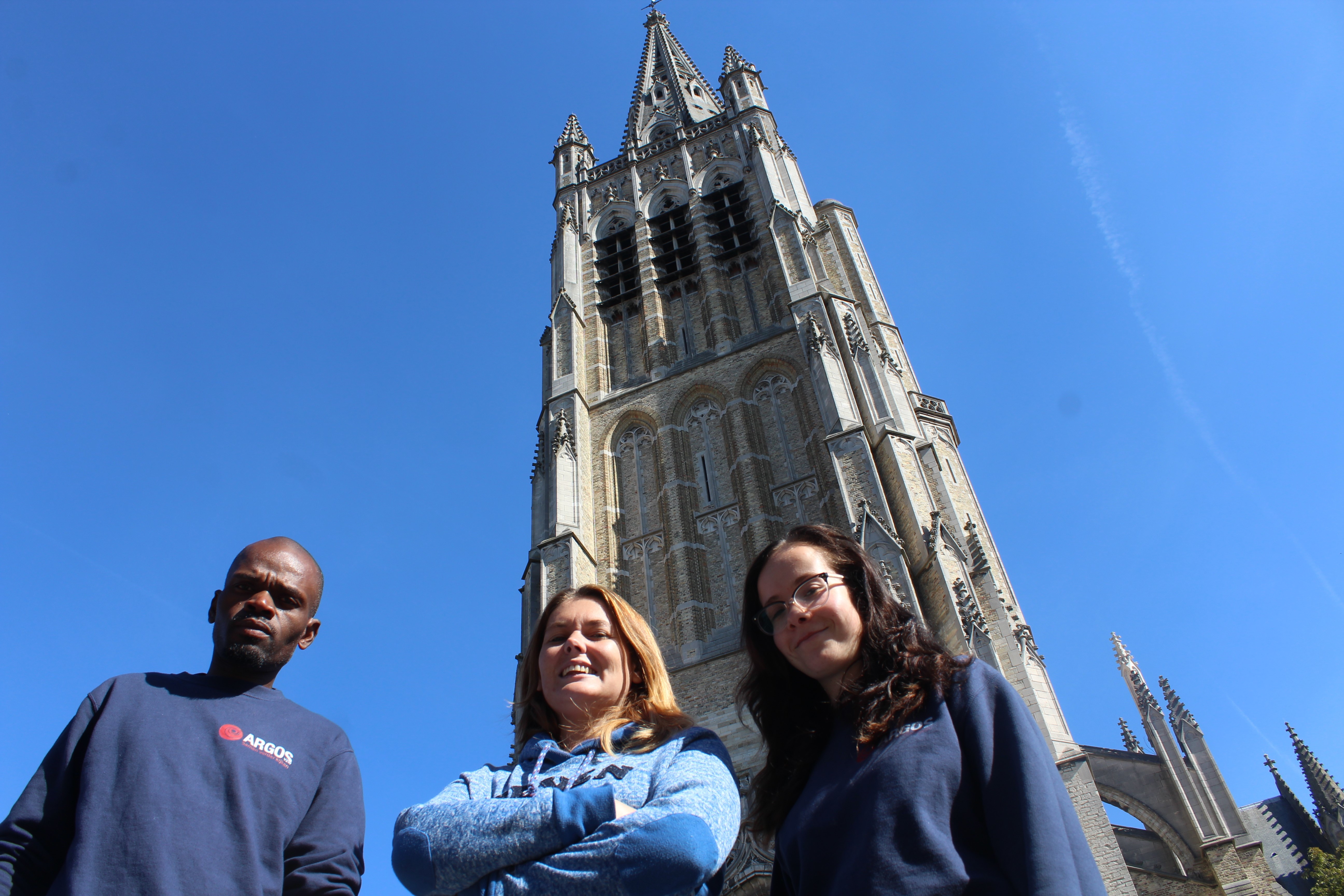 De mensen van Argos vzw voor de Sint-Maartenskathedraal