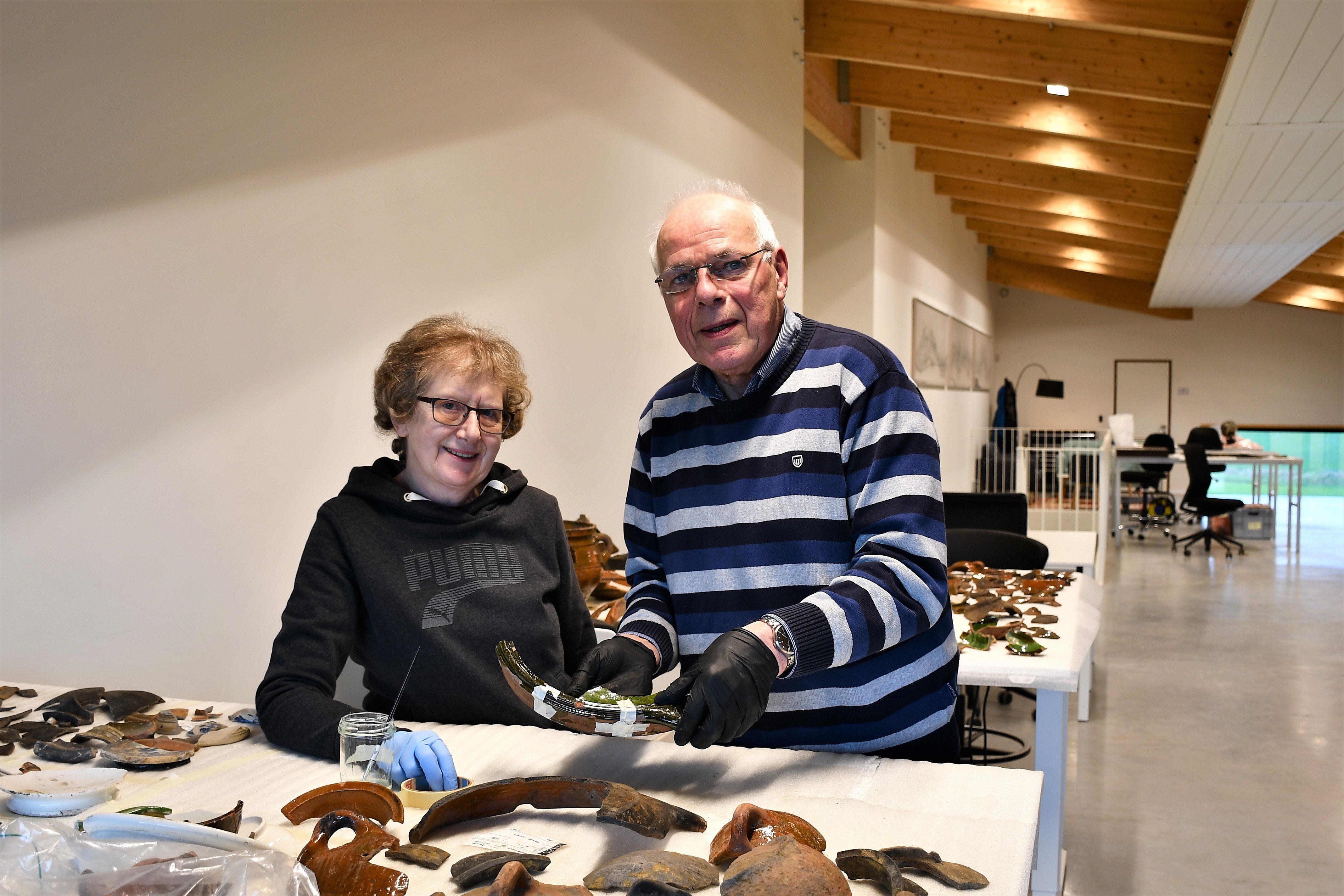  Lena en William puzzelen archeologische scherven © CO7