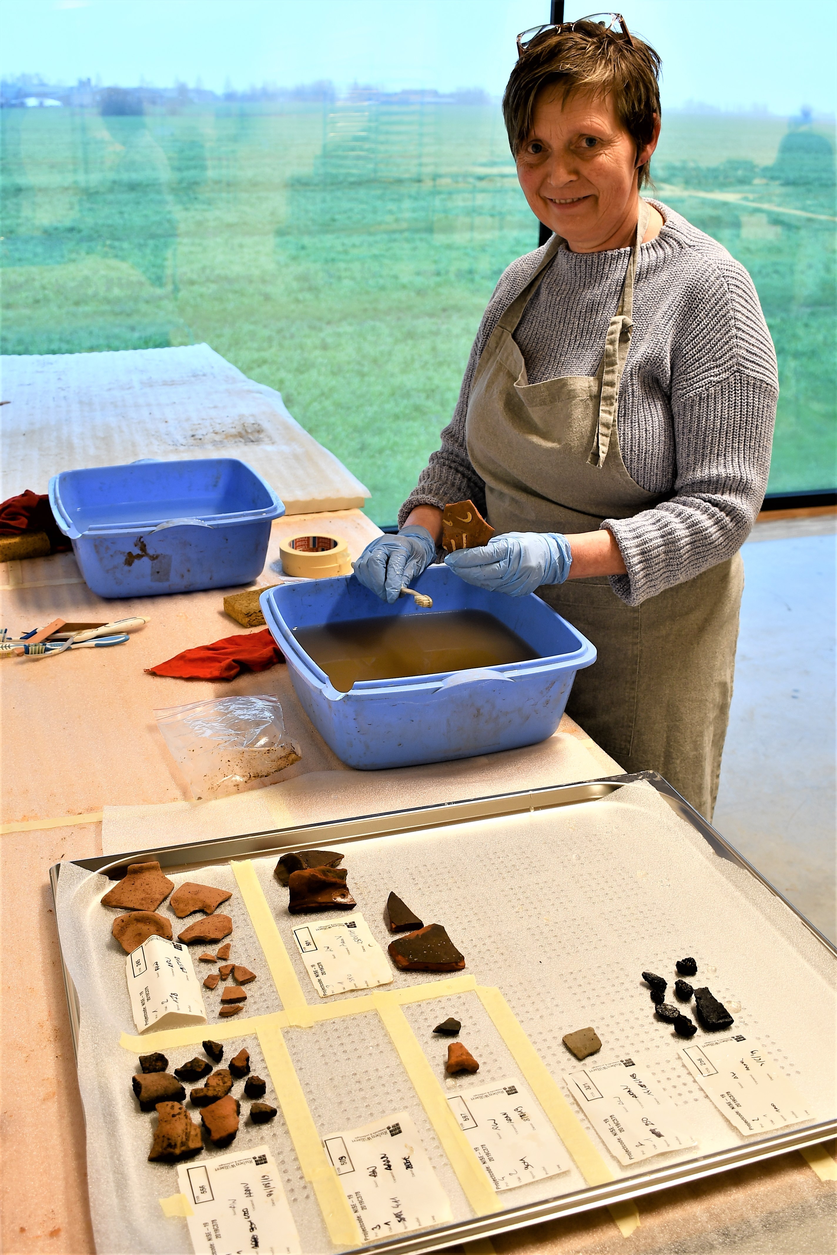 Anne-Marie is archeologische scherven aan het wassen © CO7
