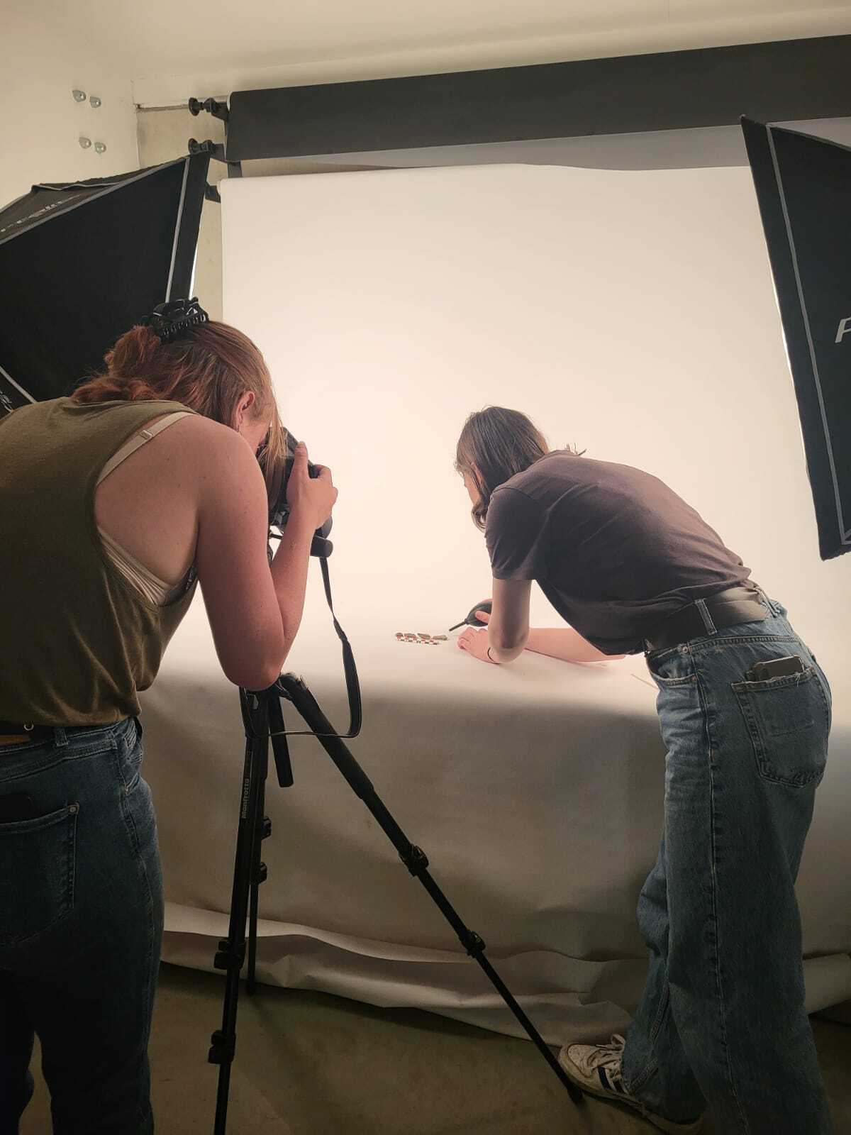 Depotmedewerkers fotograferen