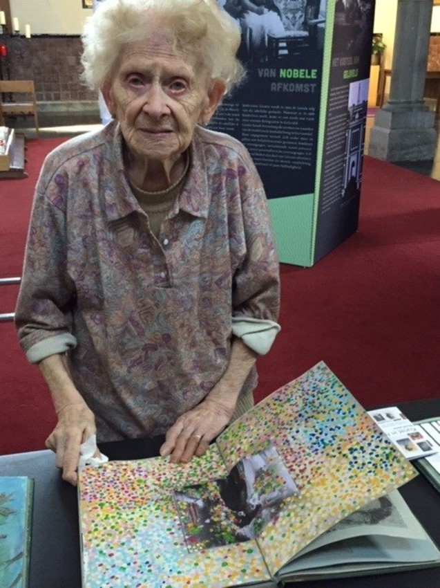 05 EGD21 Geluveld 98jarige Leona Vandenbroucke bezoekt expo
