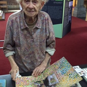 05 EGD21 Geluveld 98jarige Leona Vandenbroucke bezoekt expo