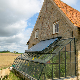 Het jaartal 1778 en een calvarie op de zijgevel van een hoevewoning. &copy; CO7