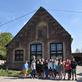 Het jaartal 1707 en verschillende decoratieve elementen (nissen en zwaluwstaarten) op de zijgevel van een hoevewoning. &copy; CO7