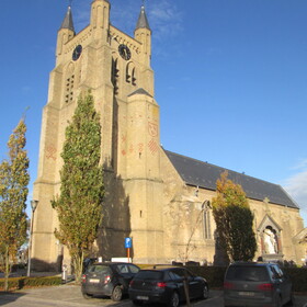 Op de kerk van Loker staan verschillende metseltekens: harten, wapenschilden, ruiten, kruisen, toverknoop/ruitkruis&hellip; Deze kerk is wederopgebouwd na WOI en men heeft de vroegere metseltekens overgenomen. &copy; CO7