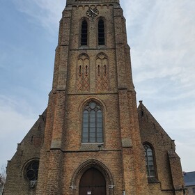 Kruisen en wapenschild op de kerk van Bikschote. Deze kerk is wederopgebouwd na WOI. &copy; CO7