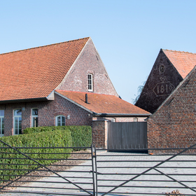 Zijgevel van een schuur: het jaartal 1816 in een cartouche met een hart erboven. Boven het metselteken is een zogenaamd &lsquo;uilengat&rsquo;. &copy; CO7