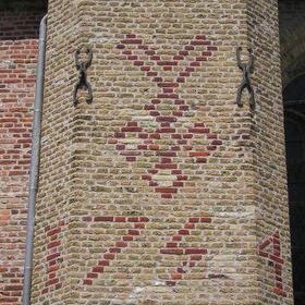 Het jaartal 1754 en een metselteken met hart en toverknoop/ruitkruis op de kerk van Reningelst. &copy; CO7