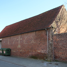 Calvarie en jaartal 1762 op de gevel van de school. &copy; CO7