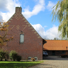 Het jaartal 1787 en twee metseltekens in de vorm van een hart. De zwaluwstaarten zijn eerder een decoratief element. © CO7