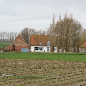 Jaartal 1837 en metselteken in de vorm van een toverknoop op de zijgevel van een schuur. &copy; CO7